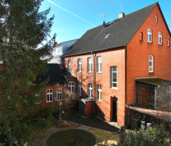 Wohnen, Vermieten oder Arbeiten: Vielseitiges Zweifamilienhaus mit großzügigem Garten, Nebengebäuden und attraktiver Ausbaureserve